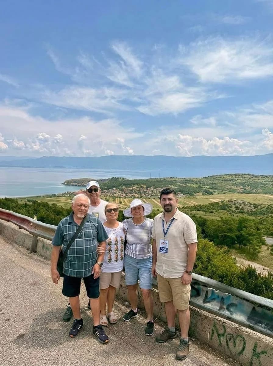 Группа путешественников Red Lotus Tour в Албании